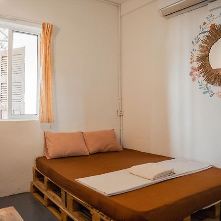 Sacred Lotus - Vegan Cafe X Hostel Phnom Penh Ngoại thất bức ảnh