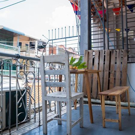 Sacred Lotus - Vegan Cafe X Hostel Phnom Penh Ngoại thất bức ảnh
