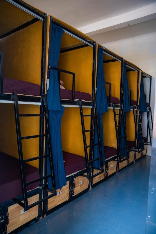 Sacred Lotus - Vegan Cafe X Hostel Phnom Penh Ngoại thất bức ảnh