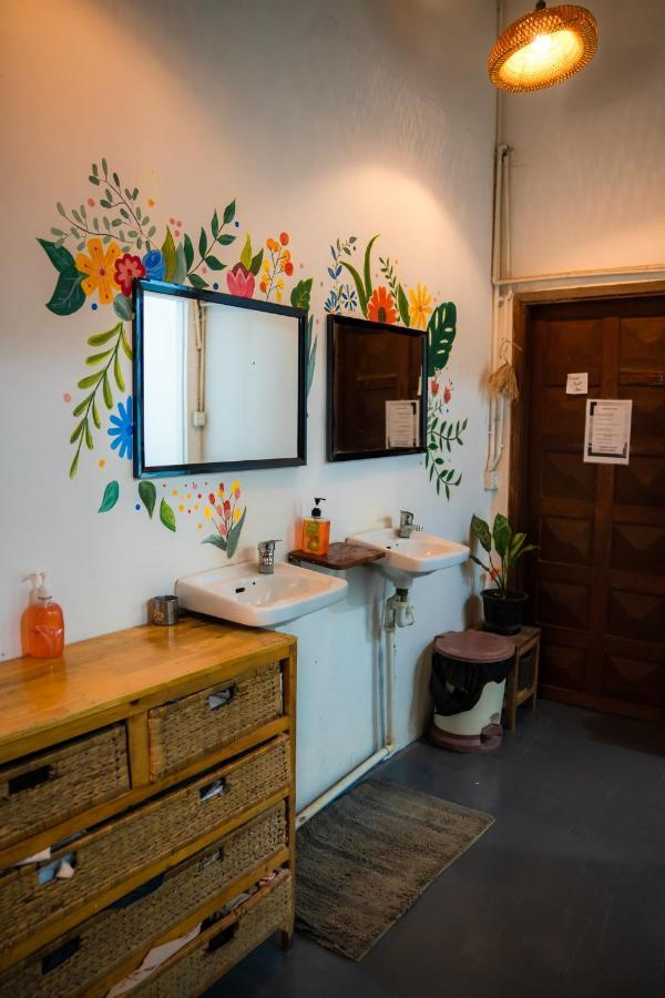 Sacred Lotus - Vegan Cafe X Hostel Phnom Penh Ngoại thất bức ảnh