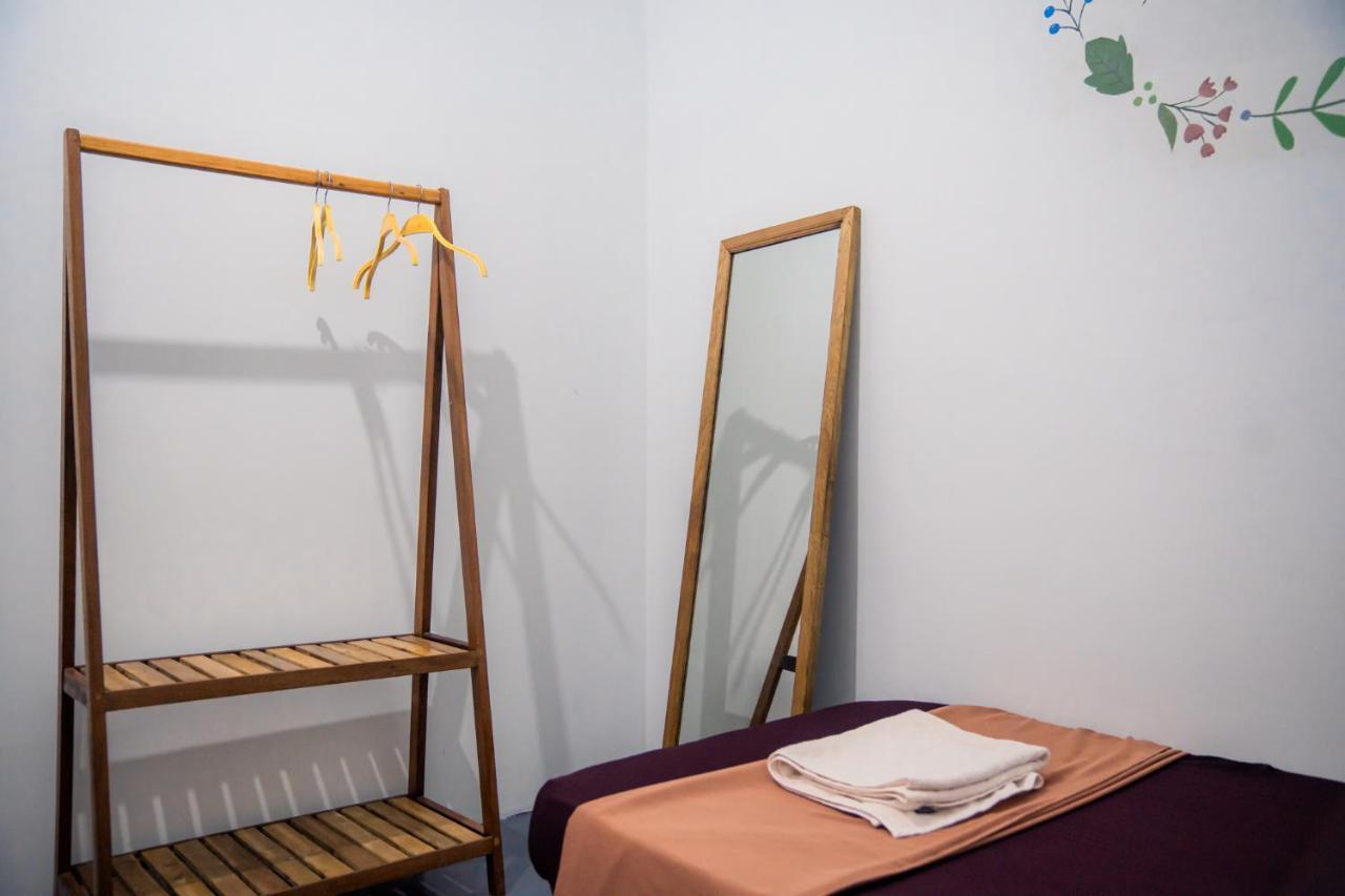 Sacred Lotus - Vegan Cafe X Hostel Phnom Penh Ngoại thất bức ảnh
