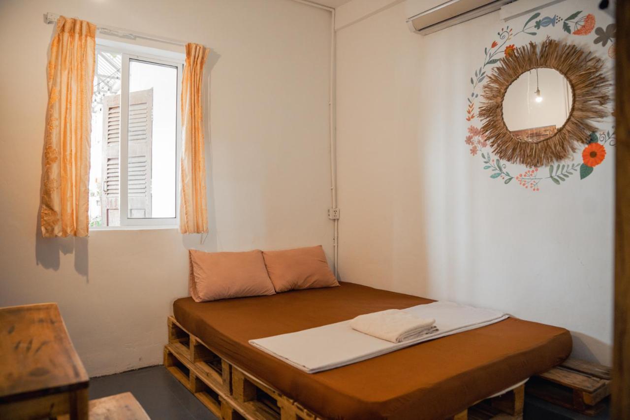 Sacred Lotus - Vegan Cafe X Hostel Phnom Penh Ngoại thất bức ảnh