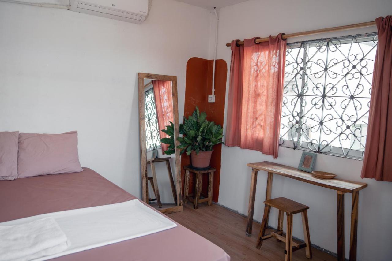 Sacred Lotus - Vegan Cafe X Hostel Phnom Penh Ngoại thất bức ảnh
