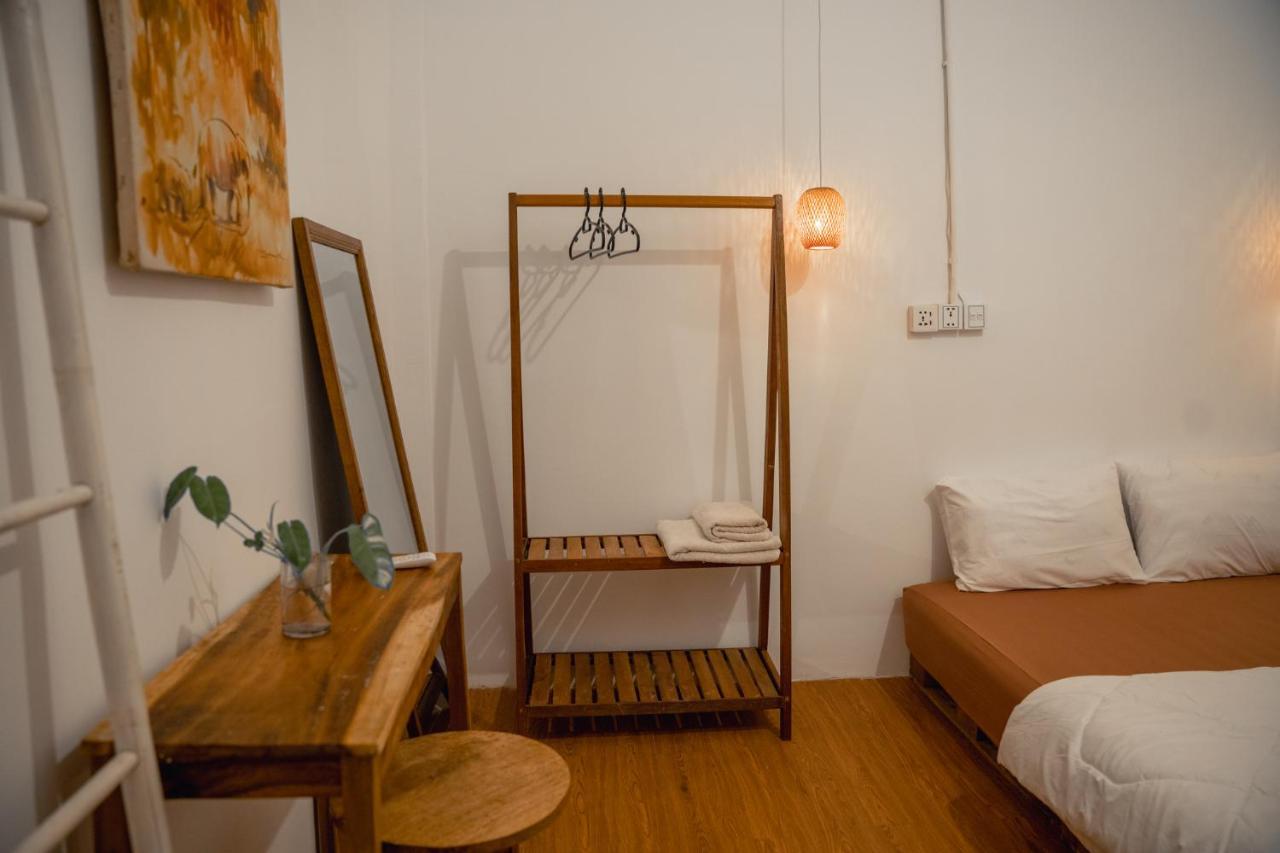 Sacred Lotus - Vegan Cafe X Hostel Phnom Penh Ngoại thất bức ảnh