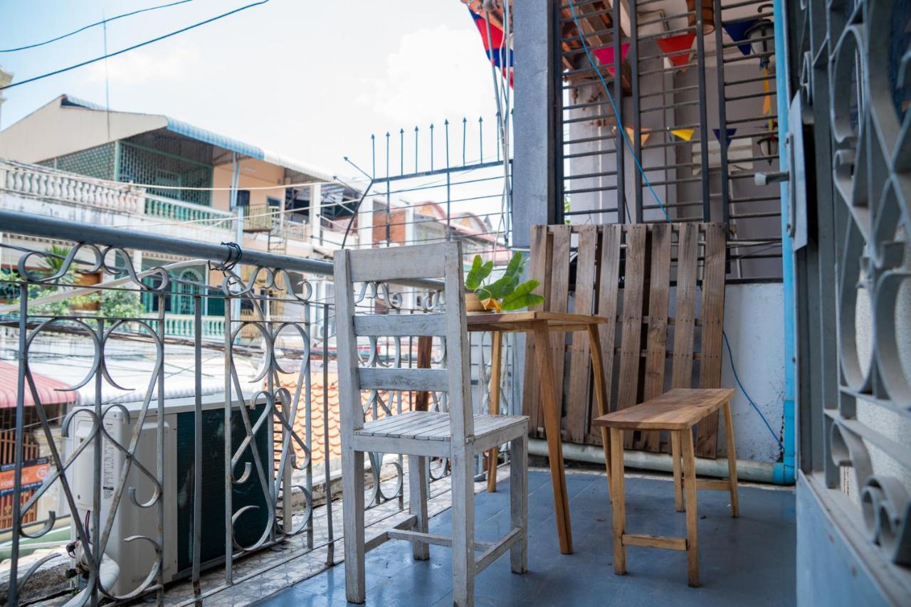 Sacred Lotus - Vegan Cafe X Hostel Phnom Penh Ngoại thất bức ảnh
