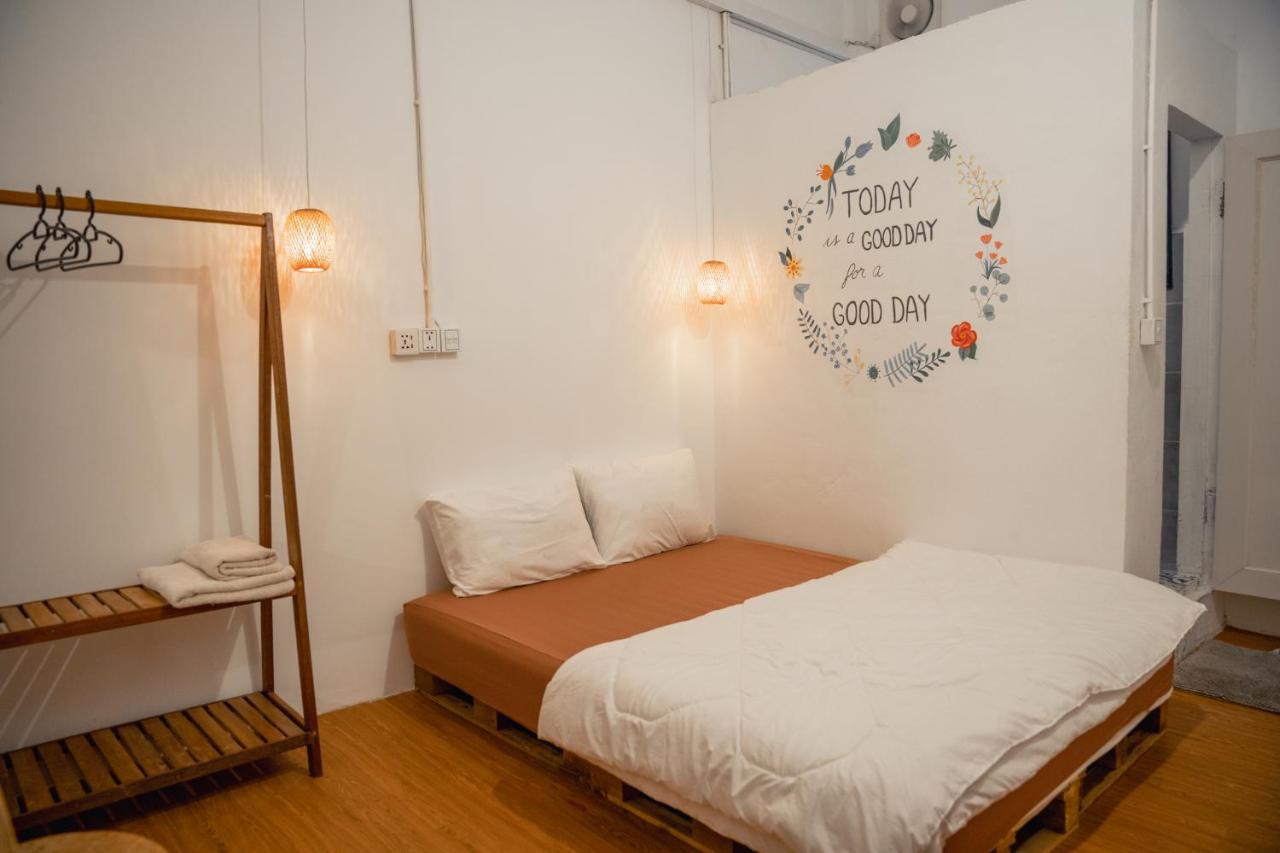 Sacred Lotus - Vegan Cafe X Hostel Phnom Penh Ngoại thất bức ảnh