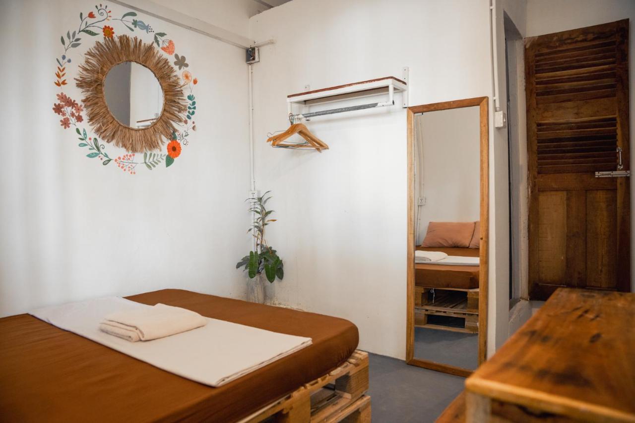 Sacred Lotus - Vegan Cafe X Hostel Phnom Penh Ngoại thất bức ảnh