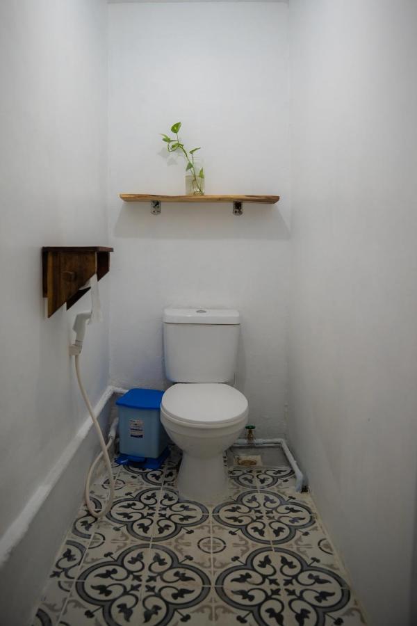 Sacred Lotus - Vegan Cafe X Hostel Phnom Penh Ngoại thất bức ảnh