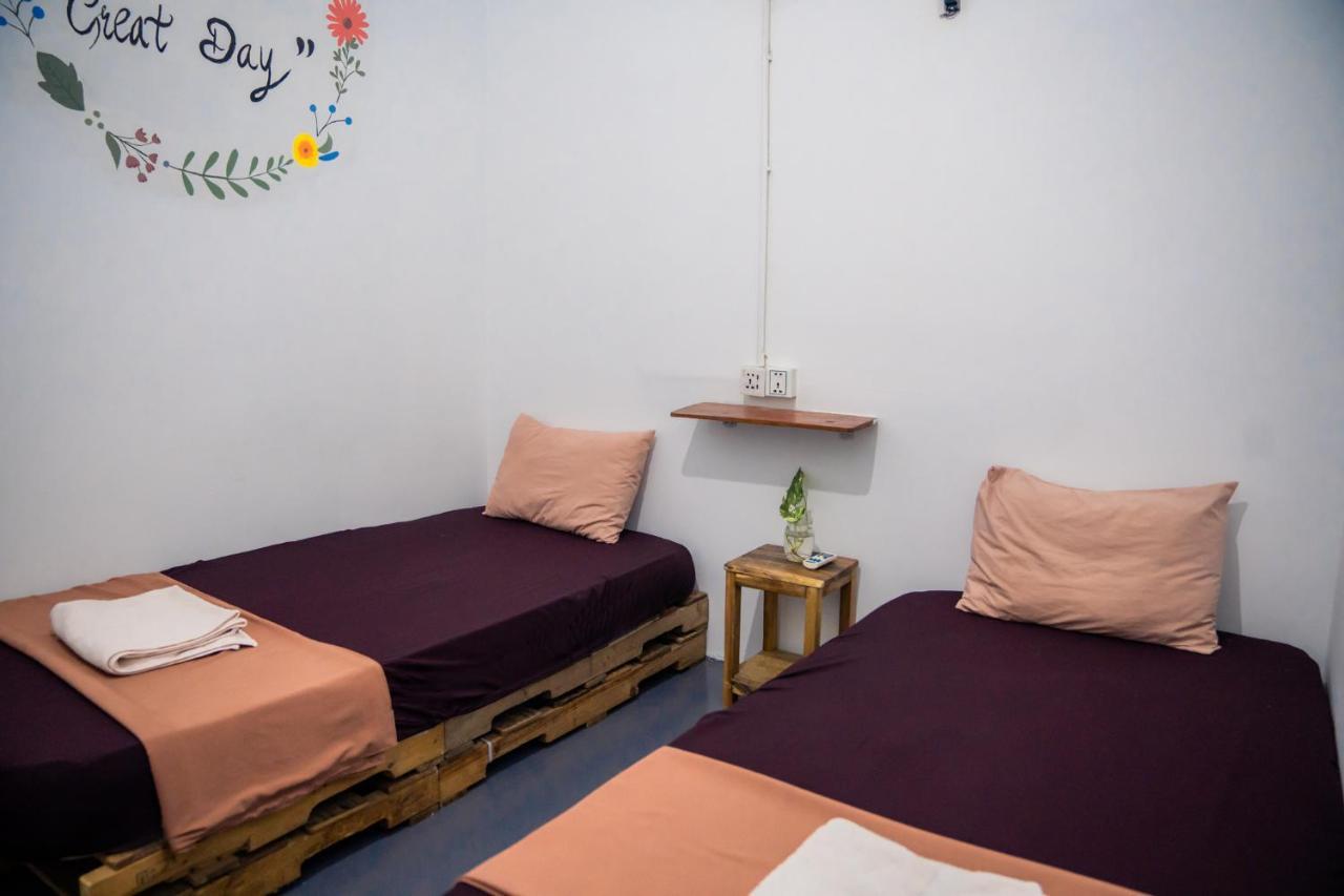 Sacred Lotus - Vegan Cafe X Hostel Phnom Penh Ngoại thất bức ảnh