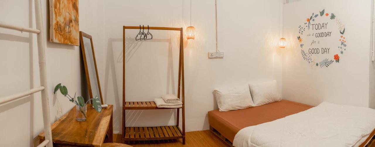 Sacred Lotus - Vegan Cafe X Hostel Phnom Penh Ngoại thất bức ảnh