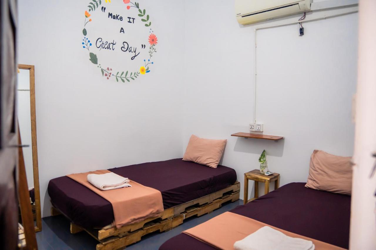 Sacred Lotus - Vegan Cafe X Hostel Phnom Penh Ngoại thất bức ảnh