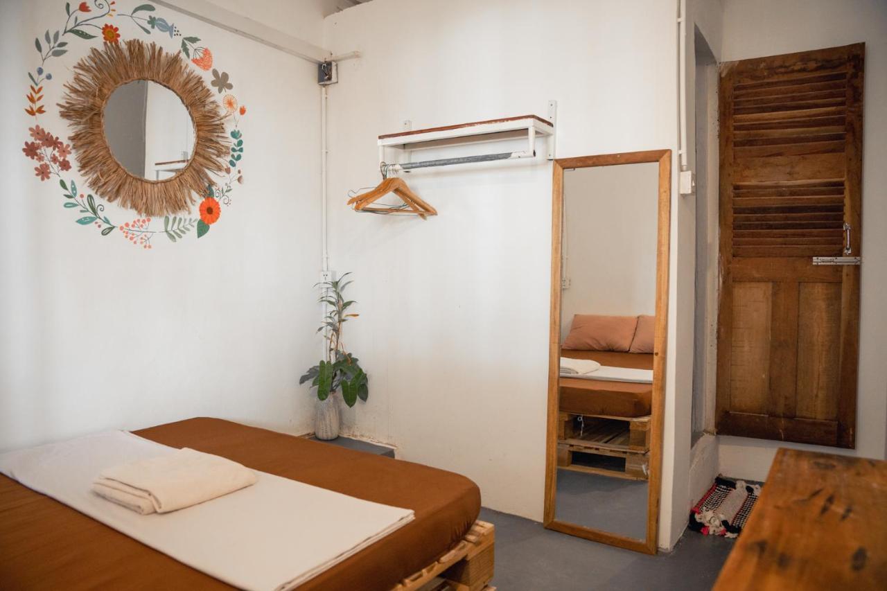 Sacred Lotus - Vegan Cafe X Hostel Phnom Penh Ngoại thất bức ảnh
