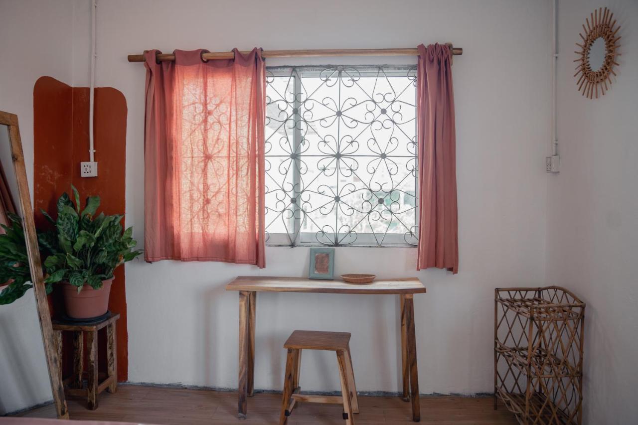 Sacred Lotus - Vegan Cafe X Hostel Phnom Penh Ngoại thất bức ảnh