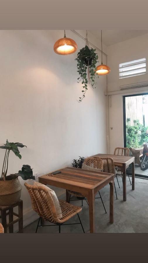 Sacred Lotus - Vegan Cafe X Hostel Phnom Penh Ngoại thất bức ảnh