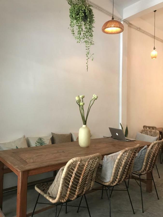 Sacred Lotus - Vegan Cafe X Hostel Phnom Penh Ngoại thất bức ảnh