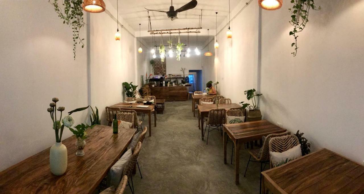 Sacred Lotus - Vegan Cafe X Hostel Phnom Penh Ngoại thất bức ảnh