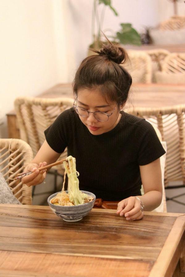 Sacred Lotus - Vegan Cafe X Hostel Phnom Penh Ngoại thất bức ảnh