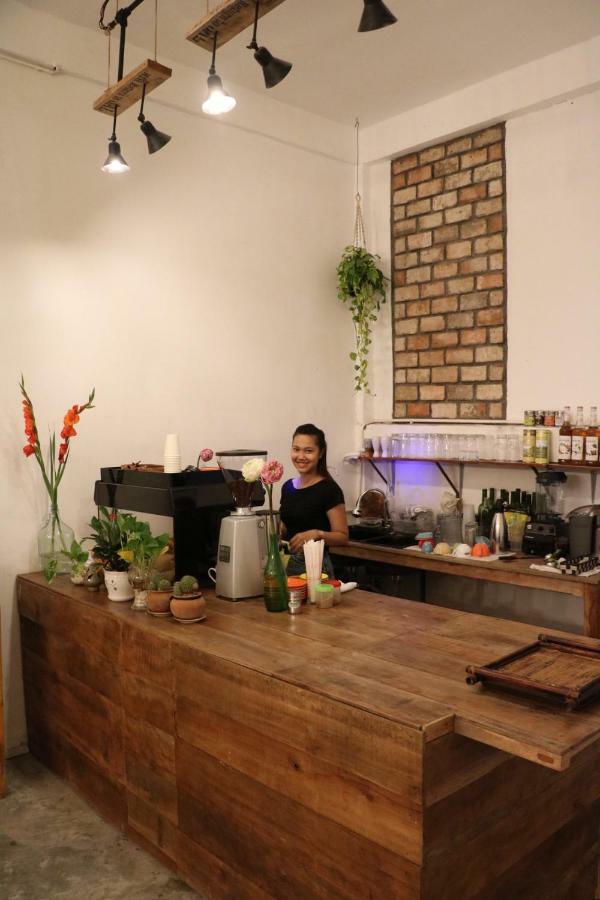Sacred Lotus - Vegan Cafe X Hostel Phnom Penh Ngoại thất bức ảnh