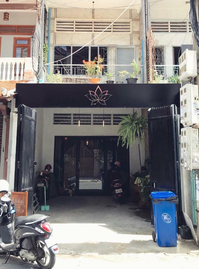 Sacred Lotus - Vegan Cafe X Hostel Phnom Penh Ngoại thất bức ảnh